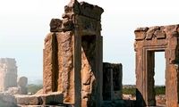 ماجرای شکاف ۲۰۰۰ ساله در دیوار تخت‌جمشید چیست؟