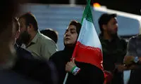 گریه‌های حاضرین خیابان کشوردوست برای رهبر شهید