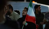 گریه‌های حاضرین خیابان کشوردوست برای رهبر شهید
