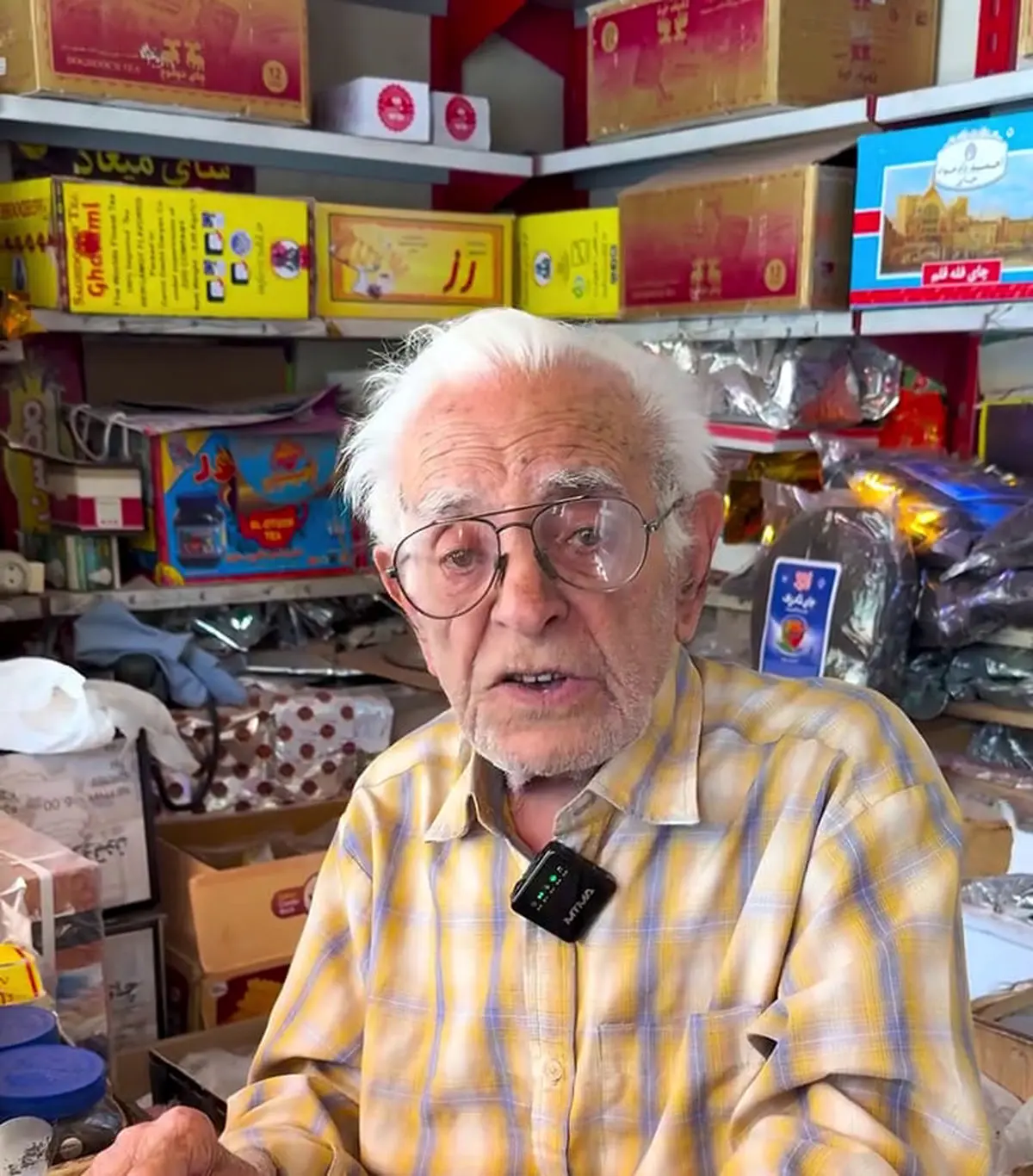 ویدئوی شیرین از یک چای‌فروش صدساله در شیراز