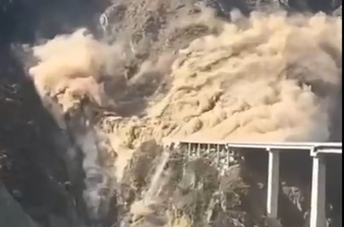 لحظه ریزش یک پل در چین