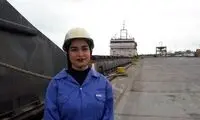 نمایی نزدیک از خانم مهندس کشتی‌سازِ ایرانی