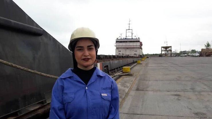 نمایی نزدیک از خانم مهندس کشتی‌سازِ ایرانی