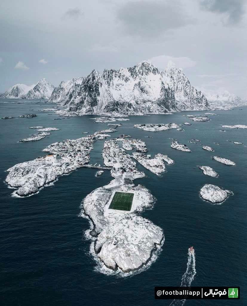 نمایی خارق‌العاده از یک زمین فوتبال در کشور نروژ