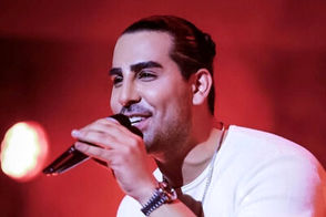 حمله یک هوادار به مجید رضوی حین اجرای کنسرت