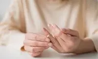 ۱۳ دلیل که شما را اسیر یک رابطه‌ی سمی می‌کند!