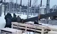 لحظه سقوط وحشتناک جرثقیل بر سر یک کارگر