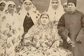 عکس یادگاری «مادام پلو و فرزندش» با زنان اندرونی ناصرالدین‌شاه