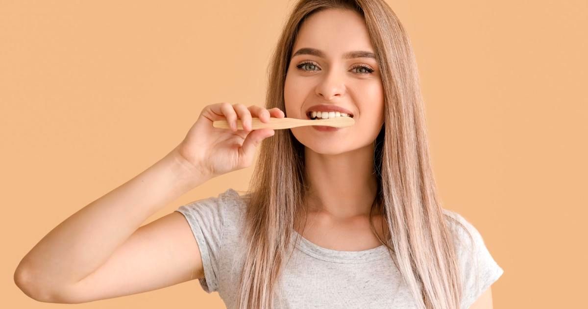 اشتباهات رایج حین مسواک زدن را بشناسید