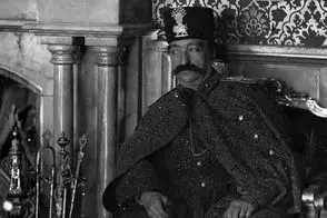 سلفی ناصرالدین‌شاه با همسرانش در کاخ گلستان