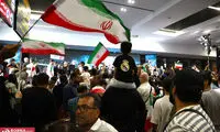 پرچم آمریکا روی پیراهن یک طرفدار تیم ملی در فرودگاه!