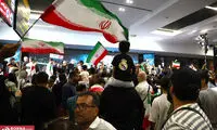 پرچم آمریکا روی پیراهن یک طرفدار تیم ملی در فرودگاه!