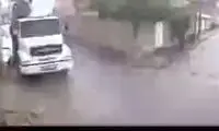اشتباه عجیب یک زن و سر شاخ شدن با یک کامیون!