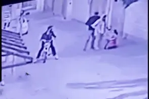 تصاویر شوکه‌کننده از سرقت النگوهای یک مادر مقابل فرزندش!