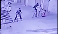 تصاویر شوکه‌کننده از سرقت النگوهای یک مادر مقابل فرزندش!