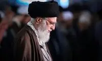 نگاه رهبر انقلاب، قبلِ نماز و در لحظاتی از مراسم امروز