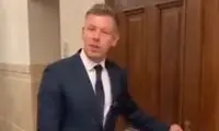 رونمایی آقای نخست وزیر از توالت طلاکاری شده در بانک ملی!