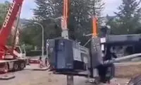 لحظه نجات معجزه‌آسای دو کارگر از له شدن