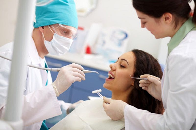 متخصص ایمپلنت دندان کیست؟ | ویژگی‌ها و نحوه انتخاب
