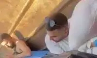 پنهان شدن شهرک‌نشینان اسرائیل در سطل زباله