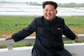 عکس خندان رهبر کره شمالی پشت فرمان لانچر موشک‌انداز