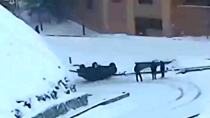 واژگونی هولناک خودرو در برفِ سنگین دماوند