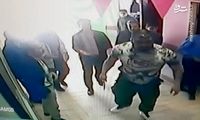 تصاویری از ضربات وحشیانه قمه‌کشان بر سر یک جوان 