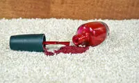 پاک کردن لاک ناخن از روی فرش با این راهکارها