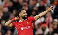 همسر محجبه محمد صلاح در اهدای جایزه کفش طلا