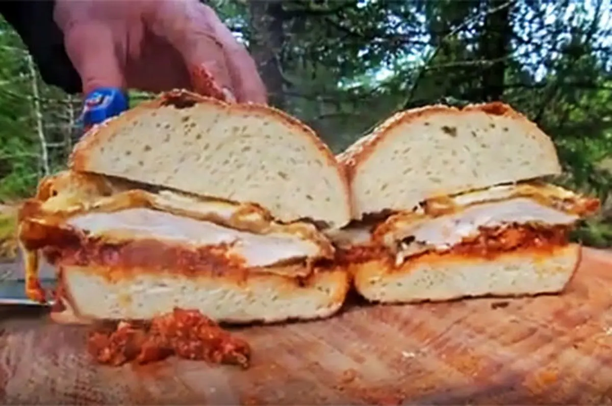 تجربه متفاوت ساندویچ مرغ پارمزان آتشی در دل طبیعت