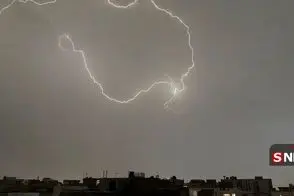 تصاویری از رعد و برق وحشتناکِ امشب در تهران