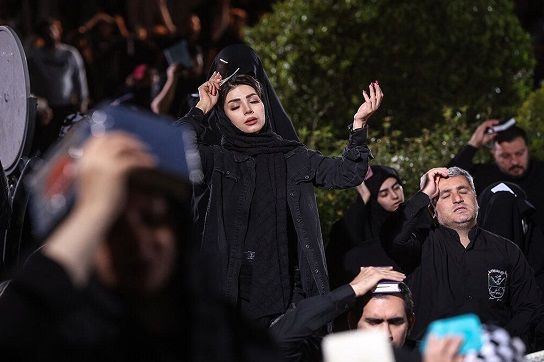 تصاویر زنان کم حجاب در مراسم شب قدر