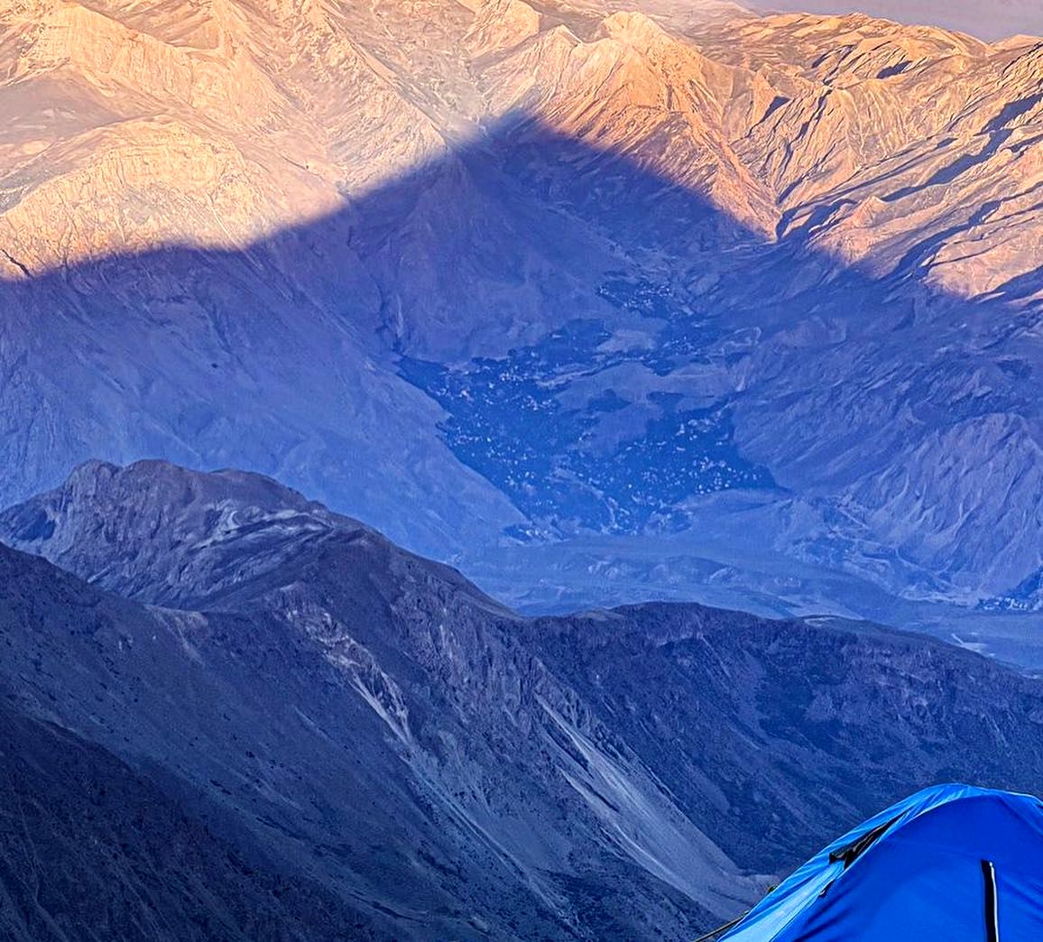 عکس متفاوت و دیده نشده سارا بهرامی در قله دماوند