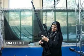 تصاویر روس‌ها از صف زنان ایرانی برای دریافت سلاح
