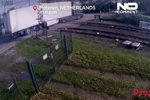 تصادف وحشتناک؛ قطار، کامیون را پودر کرد!