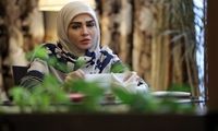 خانم بازیگر وضعیت سفید در یک مهمانی چای لندنی