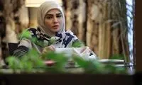 خانم بازیگر وضعیت سفید در یک مهمانی چای لندنی