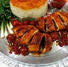 طرز تهیه مرغ شکم‌پر مجلسی با گردو و رب انار