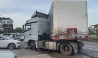 لحظه واژگونی تریلی حامل خودروهای صفر کیلومتر