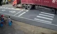 لحظه ای که خداوند ناجی جان کودک می شود