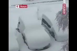 دفن خودروها زیر برف سنگین در روسیه