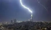 برخورد وحشتناک صاعقه به برج ساعت در مکه