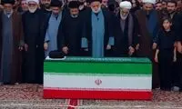 جمله توجه‌برانگیز فرزند رهبر انقلاب هنگام اقامه نماز