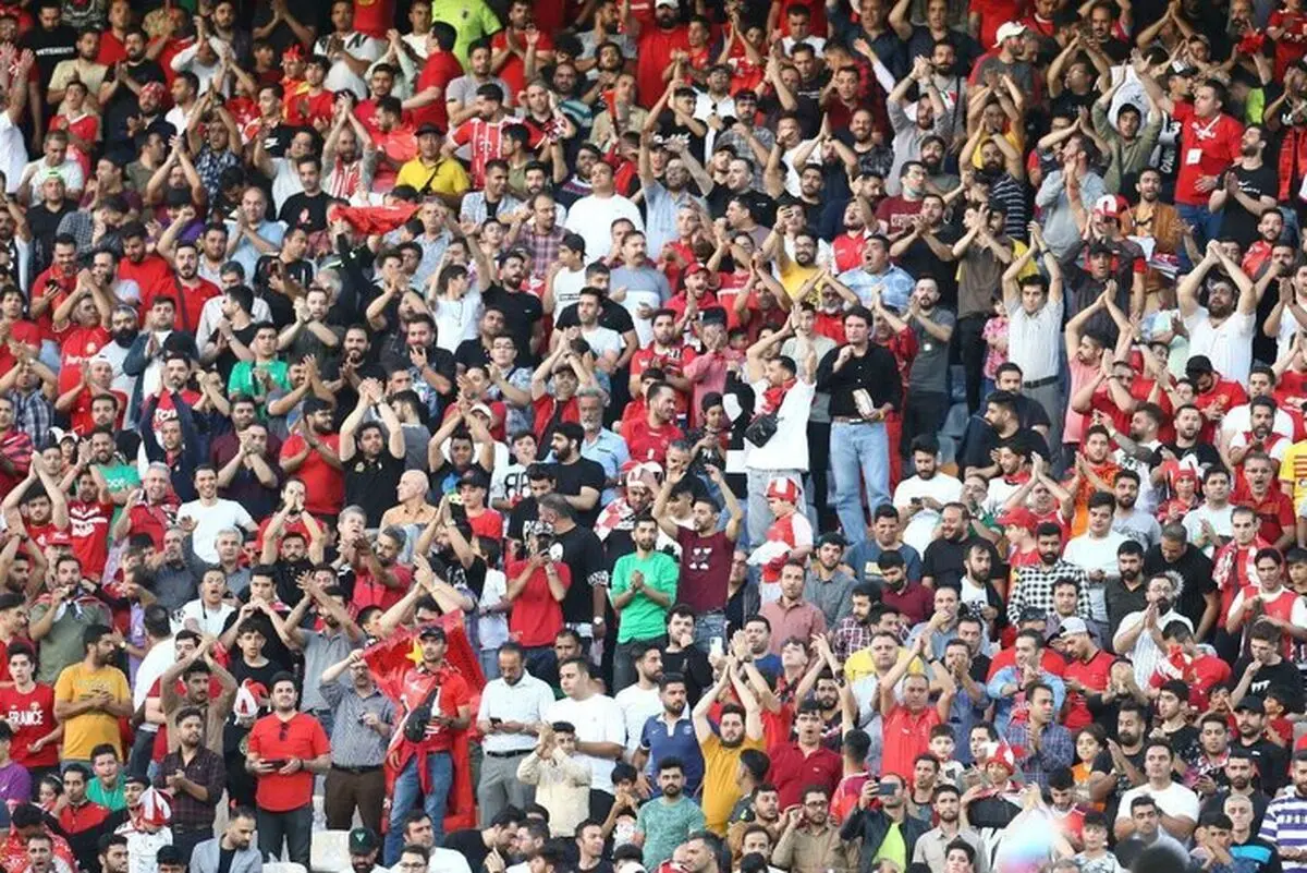 فرهیختگان: هوادار پرسپولیس با پرچم پرواز کرد!
