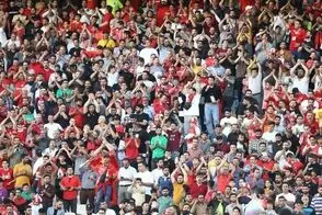 فرهیختگان: هوادار پرسپولیس با پرچم پرواز کرد!