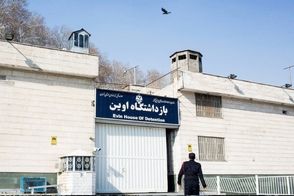 تصویری از تاجزاده در حال انتقال به زندان اوین