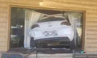 لحظه هولناک یورش یک خودرو به داخل خانه!