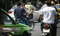 حال و هوای غم‌انگیز یک جوان موتورسوار در ترافیک تهران