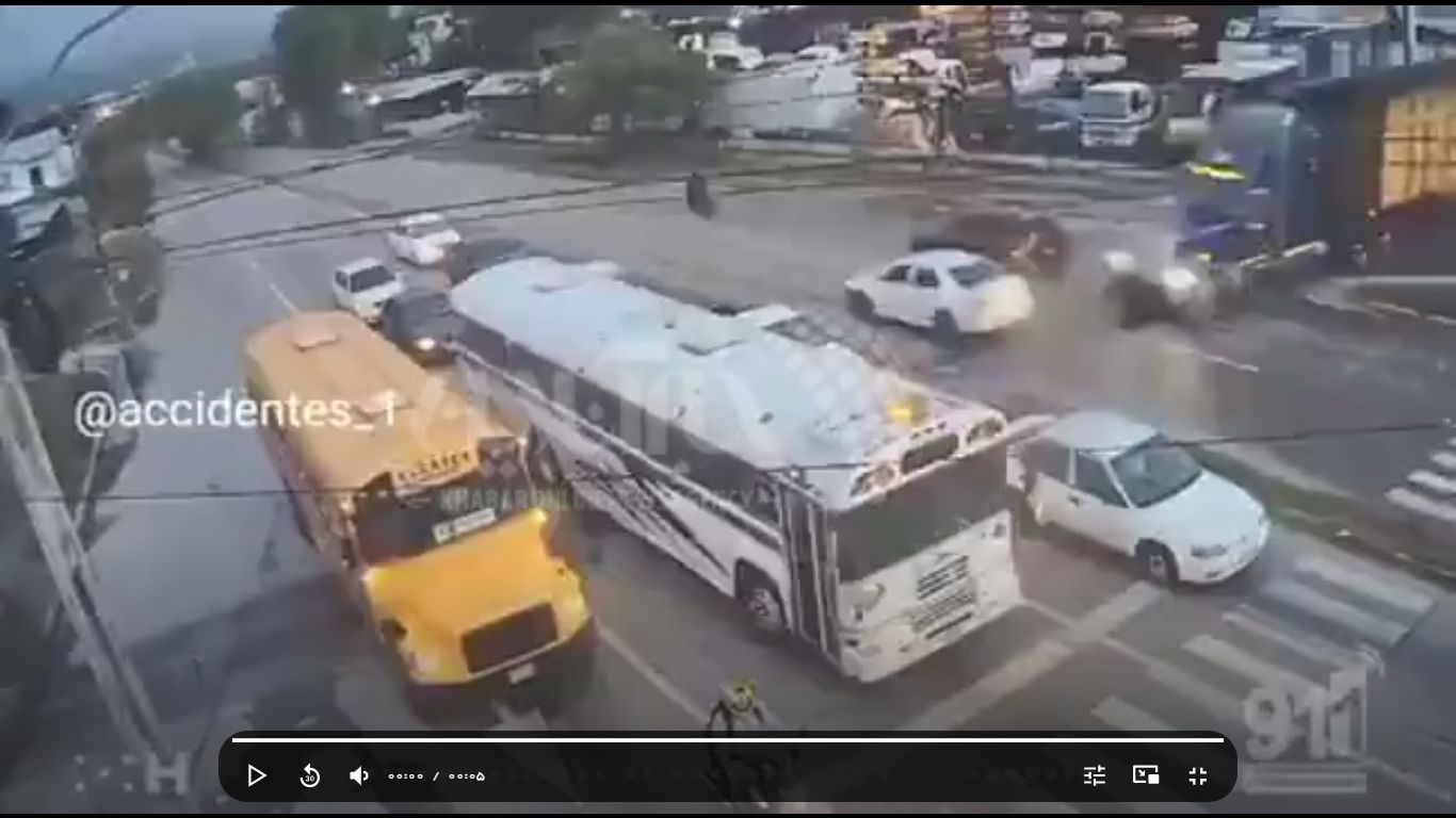 لحظه هولناک له کردن دو اتوبوس توسط تریلی!