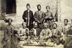 یاغی نوجوان دوره قاجار در غل و زنجیر 